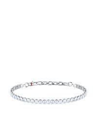 Bracciale in argento con una fila di pietre trasparenti a taglio quadrato, una catena collegata e una chiusura sicura con un accento rosso.
