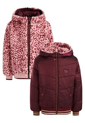 Dwie kurtki dziecięce: różowa z futerkiem w panterkę oraz bordo puchowa z ściągaczami przy rękawach. Obie mają kaptury i zamki z przodu.