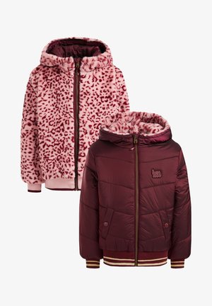 Dwie kurtki dziecięce: różowa z futerkiem w panterkę oraz bordo puchowa z ściągaczami przy rękawach. Obie mają kaptury i zamki z przodu.