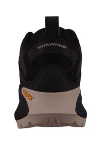 Czarna półbuty z siateczkową cholewką i wyprofilowanym kołnierzem, z logo Vibram na pięcie, stałą gumową podeszwą i wyraźnym wzorem bieżnika.