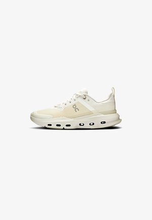 Witte sportieve schoenen met een mesh bovenkant, ronde neus en dikkere zool met meerdere ventilatiegaten en een treklus aan de hiel.