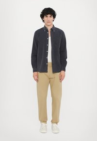 CLOSED BUTTON DOWN SHIRT - Overhemd - dark night