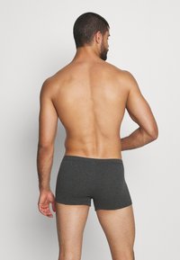 Grijze katoenen boxers met een comfortabele pasvorm, voorzien van een zachte tailleband en een gladde textuur, van achteren getoond op een neutrale achtergrond.