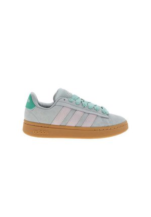 Lichtgrijze Adidas-sneaker met pastelroze strepen, een tealkleurig hielstuk en veters, en een bruine rubberen zool, zijaanzicht.