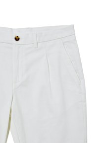 Pantalons blancs en coton, dotés de plis sur le devant, d'une poche latérale et d'un bouton marron à la taille. Pas de motifs ni d'accents visibles.