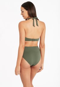 Zestaw bikini w oliwkowej zieleni z wiązaniem na szyi, regulowanym zapięciem z tyłu oraz wysokim stanem, wykonany z gładkiego, elastycznego materiału.