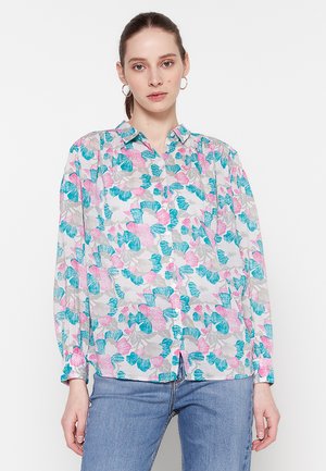 Bloemige knoopshirt van doorschijnende stof, met roze en turquoise bloemenpatronen op een lichtgrijze achtergrond. Lange mouwen en kraagontwerp.