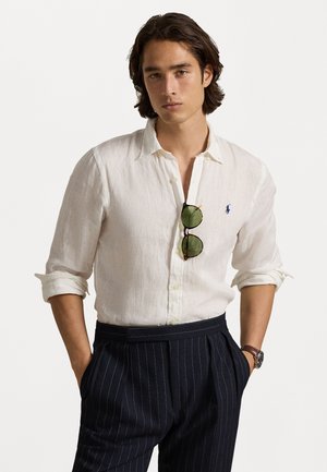 SLIM FIT LINEN SHIRT - Button down-skjorte - ceramic white