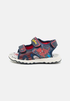 Sandales pour enfants avec un design bleu et rouge, graphismes de Spider-Man, sangles ajustables et une semelle extérieure blanche texturée.