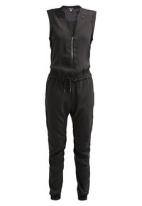 Czarny kombinezon z bezrękawowym fasonem, zamkiem z przodu, elastycznym pasem w talii i detalami z troczkami. Wykonany z gładkiego materiału z teksturowanym dekoltem.