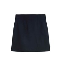 Gonna nera realizzata in tessuto, con una linea dritta, pieghe sottili sul davanti e una texture liscia. Nessun hardware visibile.