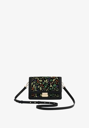 Crna torba preko tijela s cvjetnim vezom u zelenoj, narančastoj i plavoj boji. Sadrži kopču od zlatnog hardvera i podesivu traku. Teksturirana površina.