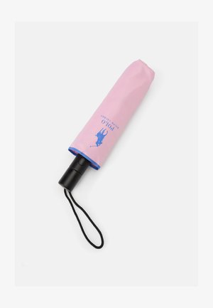 Umbrelă pliabilă roz cu mâner negru, având un logo și accente albastre. Include o bandă de încheietură neagră și o finisare din material neted.