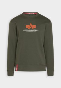 Sudadera de color verde oliva, mezcla de algodón, cuello redondo, puños y dobladillo acanalados, presenta un logotipo impreso en naranja y blanco en la parte delantera, etiqueta roja en el dobladillo.