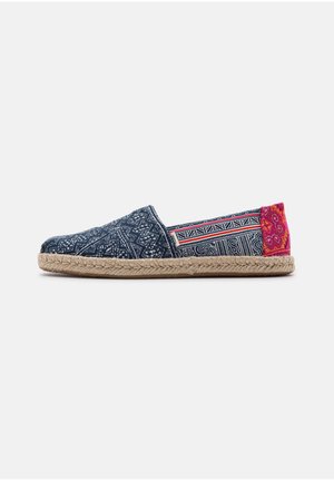 Chaussure style espadrille avec une tige en toile bleue marine à motifs, des accents contrastants roses et à motifs, et une semelle en corde de jute.