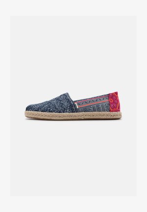 Chaussure style espadrille avec une tige en toile bleue marine à motifs, des accents contrastants roses et à motifs, et une semelle en corde de jute.