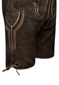 Shorts en cuir marron avec une broderie complexe, un design de protège-vêtement à l'avant, des lacets et une surface texturée. Présente un ajustement sur mesure et un détail d'ourlet.