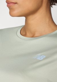 New Balance ESSENTIALS - Sportfelső - garter snake