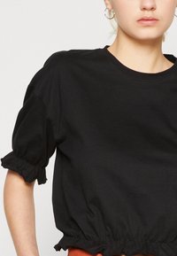 Denim Project SHIRRED - Marškinėliai su spaudiniu - black