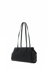 Sac à main noir en matériau texturé avec deux poignées longues, forme carrée, détail de poche avant et accents de quincaillerie dorée.