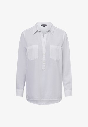 Witte lange mouw overhemd van lichte stof, met een kraag, twee borstzakken, en een knoopsluiting.