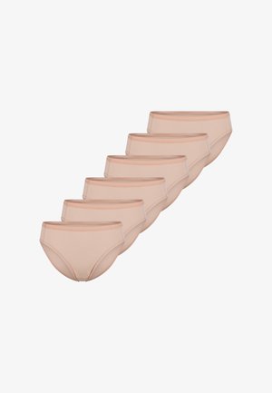 Six paires de sous-vêtements féminins couleur chair, taille haute et sans coutures, disposées en pile décalée sur un fond blanc.