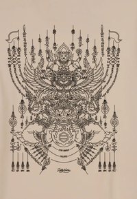 Illustrazione in linea nera su sfondo beige che presenta una figura centrale con ali, circondata da motivi intricati e testo: "RIMANI CORAGGIOSO MILANO."