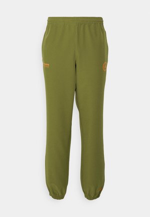 Housut väriltään oliivinvihreät, joissa on joustava vyötärönauha ja hihansuut. Vasemmalla puolella oranssi teksti ja pyöreä logo. Pehmeä tekstuuri.