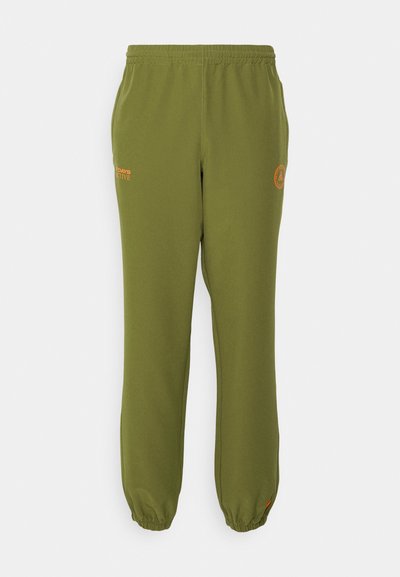 Olivgrüne Sweatpants mit elastischem Bund und Bündchen. Mit orangefarbener Schrift und einem runden Logo auf der linken Seite. Weicher Textur.