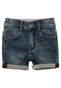 Pantalones cortos de mezclilla azul con puños enrollados, cinco bolsillos, costuras en contraste y cierre de botón en la parte frontal.