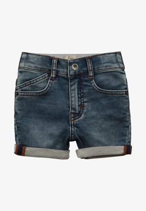 Shorts en denim bleu avec des revers, cinq poches, des coutures contrastantes et une fermeture à bouton à l'avant.
