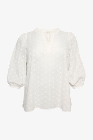 Blouse blanche avec un décolleté en V, manches courtes bouffantes et motif de points texturé. Le tissu semble léger et semi-transparent avec une coupe décontractée.