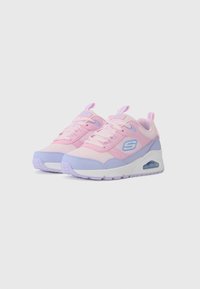 Roze en lavendel sneakers met een mesh bovenwerk, een ronde neus, vetersluiting, een gevoerde kraag en een logodetail aan de zijkant.