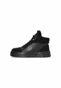 Sneaker neri a metà altezza realizzati in pelle e scamosciato, con colletto in pelliccia sintetica, lacci rotondi e dettaglio del logo in rilievo sul lato.