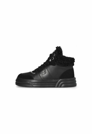 Sneaker neri a metà altezza realizzati in pelle e scamosciato, con colletto in pelliccia sintetica, lacci rotondi e dettaglio del logo in rilievo sul lato.