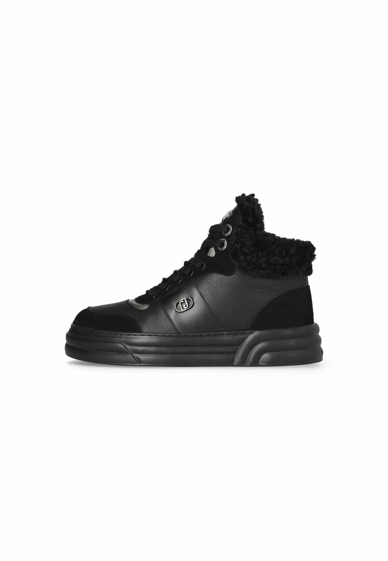 Sneaker neri a metà altezza realizzati in pelle e scamosciato, con colletto in pelliccia sintetica, lacci rotondi e dettaglio del logo in rilievo sul lato.