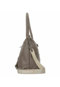 Borsa a tracolla in pelle grigia con una forma strutturata, dotata di una lunga tracolla e di una cintura chiara in contrasto con il marchio sul lato.