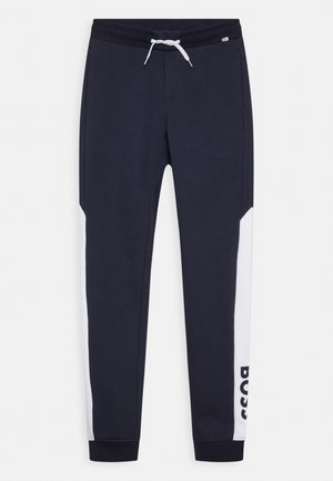Marineblaue Jogginghose mit weißen Seitenpaneelen, elastischem Bund mit weißem Kordelzug und "BOSS"-Schriftzug am unteren rechten Bein.