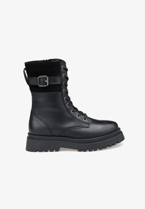 Stivali da combattimento neri con lacci, realizzati in pelle e suede, dotati di una robusta suola in gomma, altezza alla caviglia e una fibbia decorativa sul lato.