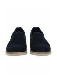 Scarpe slip-on in rete blu navy con punta rotonda, suola in gomma beige chiaro e dettagli in cucitura bianca lungo la suola. Design traspirante.