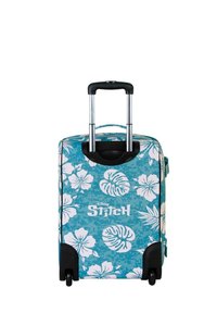 Maleta azul con un patrón floral en blanco, cuenta con un asa retráctil y cuatro ruedas, marcada con el logotipo "Disney Stitch" en la parte frontal.