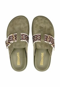 Een paar olijfgroene su�ède instapsandalen met gestreepte stoffen banden en gouden gespen, gemarkeerd met "Blauer" op de gevoerde zolen.