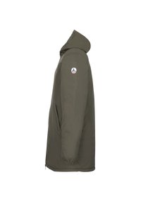 Giacca verde oliva con cappuccio, chiusura a zip, polsini elasticizzati, due tasche laterali e un logo circolare sulla spalla sinistra. Tessuto liscio.