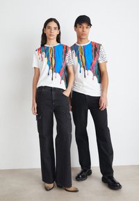 Carlo Colucci UNISEX - T-shirts med print - white/multicolor