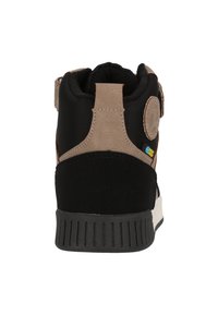 Baskets montantes noir et beige avec une tige en nubuck texturé, un col rembourré et une semelle en caoutchouc dotée de rainures horizontales pour une meilleure traction.
