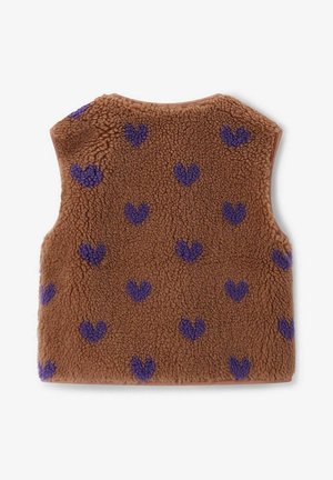 Braune Fleece-Weste mit weicher Textur, die mit lila Herzmustern durchzogen ist. Ohne Ärmel, runder Halsausschnitt und lockere Passform.