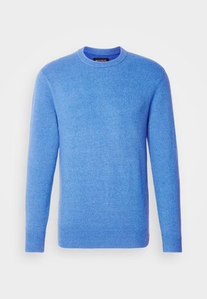 Blå strikket sweater med lange ærmer, rund halsudskæring, ribbede manchetter og kant. Blød tekstur, jævn farve, mærket ved den indvendige hals.