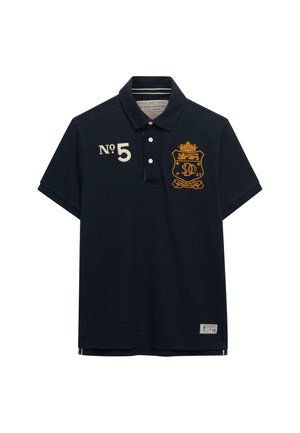 Marineblauw poloshirt van katoen, met een kraag, drie knopen en geborduurde gele details, waaronder een wapenschild en nummer 5.