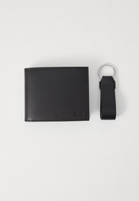Zwart leren portemonnee met een strak design, voorzien van gestikte randen en een reliëflogo. Vergezeld van een bijpassende zwarte sleutelhanger.