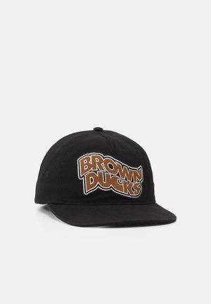 Schwarze Baseballmütze aus Baumwolle, mit einem erhabenen "BROWN DUCKS"-Logo in brauner und weißer Stickerei auf der Vorderseite. Flaches Schirmdesign.
